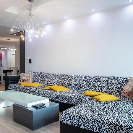 2Bd Apartment In The Centre Of Burgas *